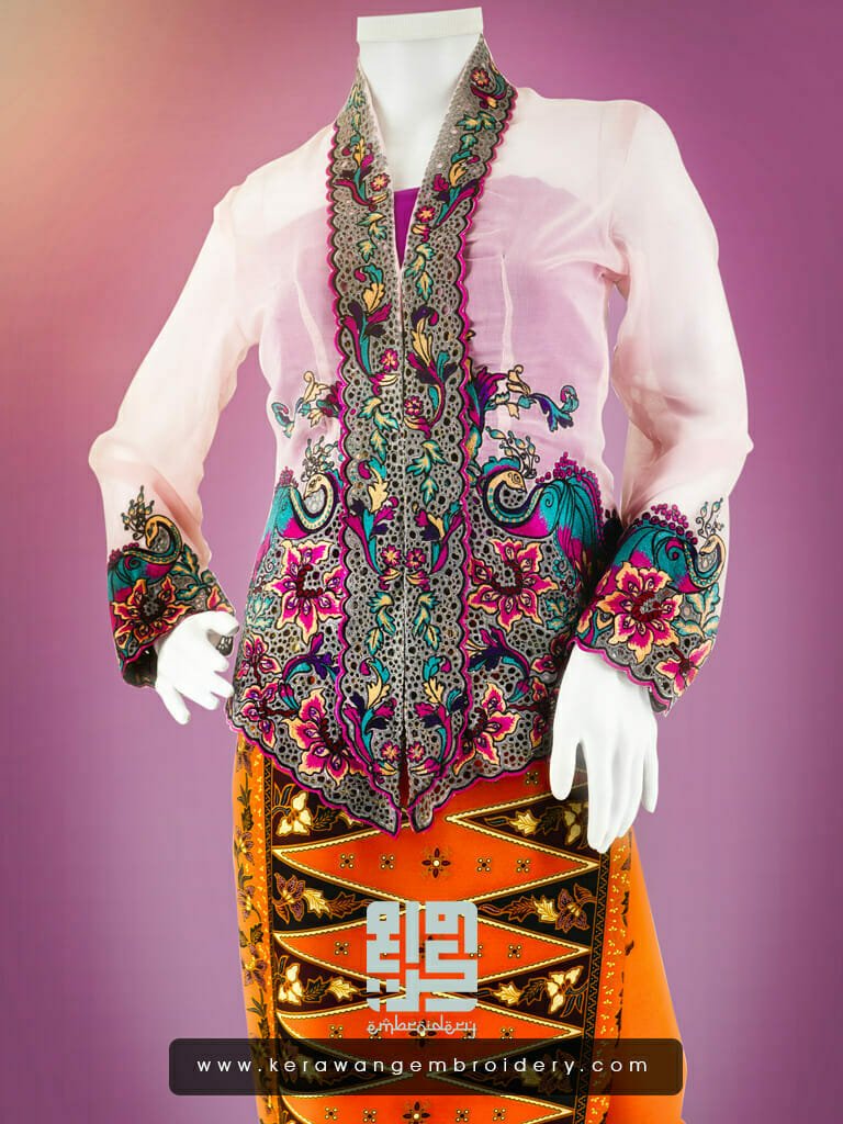 Kebaya Nyonya Sulam Motif Merak Kayangan