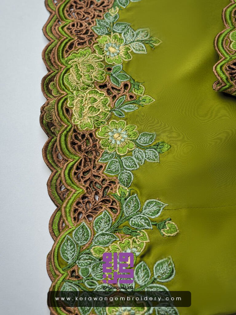 Baju Kurung Tradisi Dengan Sulam Goyang Kerawang Motif Bunga Sakura dan Jasmine