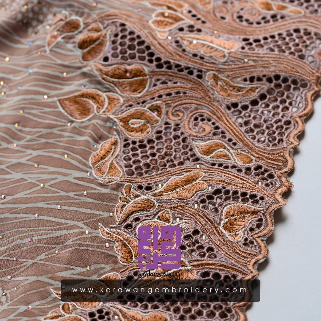 Pesona Baju Kurung Moden Bersulam Bunga Lily Dengan Kerawang Lebah