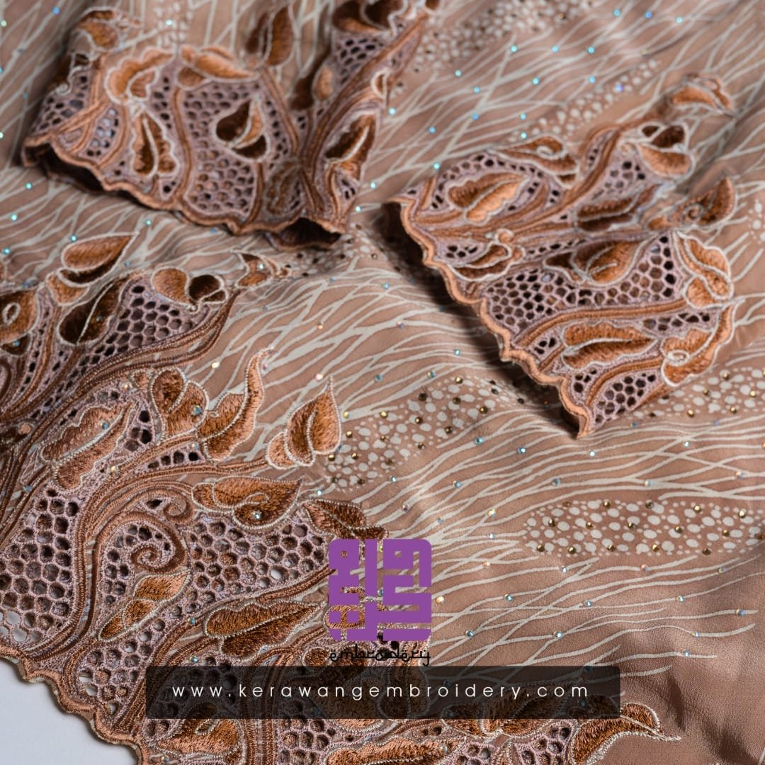 Pesona Baju Kurung Moden Bersulam Bunga Lily Dengan Kerawang Lebah