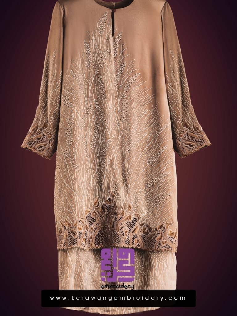 Pesona Baju Kurung Moden Bersulam Bunga Lily Dengan Kerawang Lebah