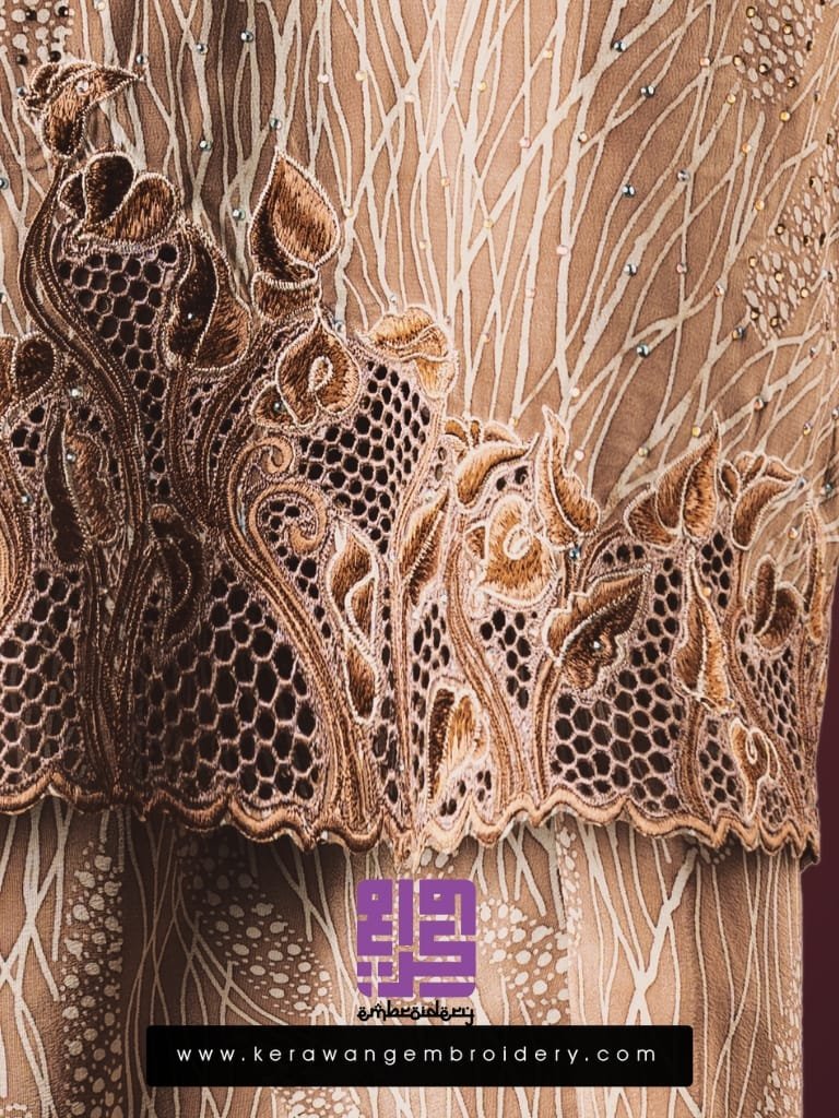 Pesona Baju Kurung Moden Bersulam Bunga Lily Dengan Kerawang Lebah