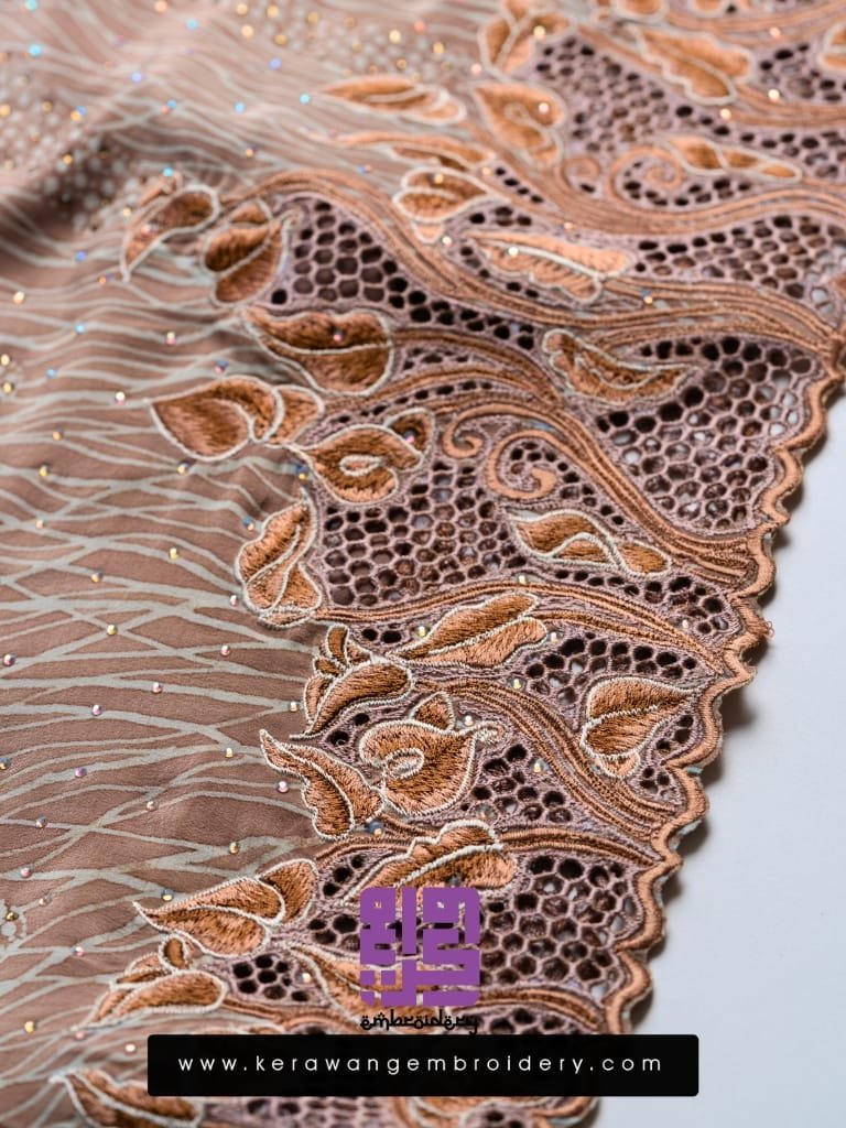 Pesona Baju Kurung Moden Bersulam Bunga Lily Dengan Kerawang Lebah