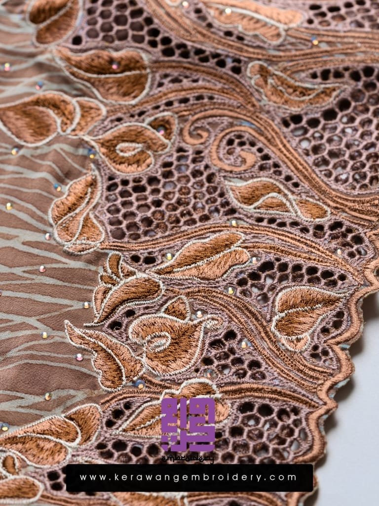 Pesona Baju Kurung Moden Bersulam Bunga Lily Dengan Kerawang Lebah