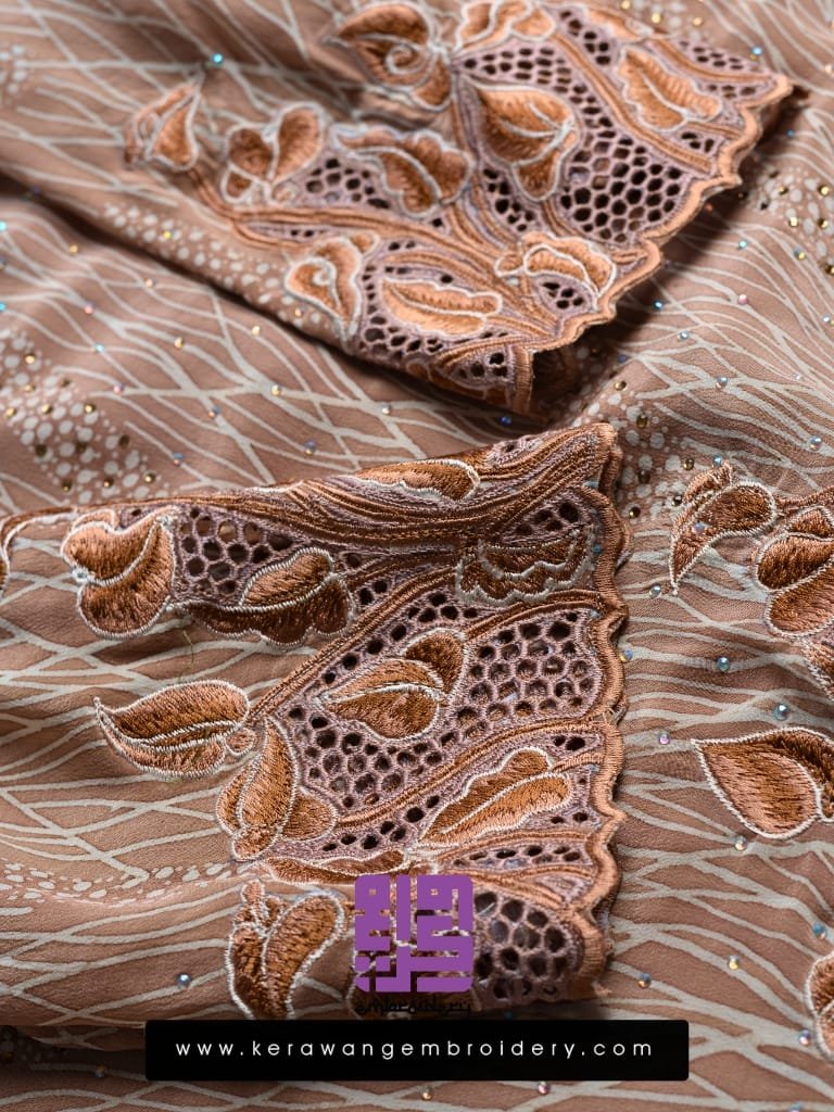 Pesona Baju Kurung Moden Bersulam Bunga Lily Dengan Kerawang Lebah