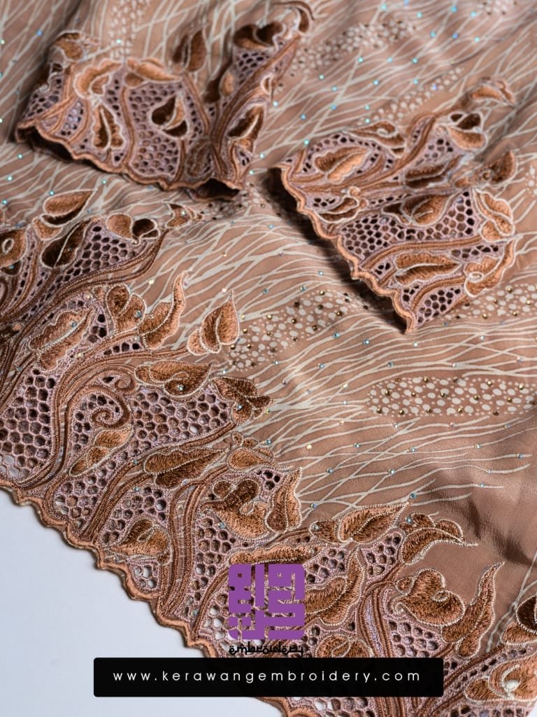 Pesona Baju Kurung Moden Bersulam Bunga Lily Dengan Kerawang Lebah