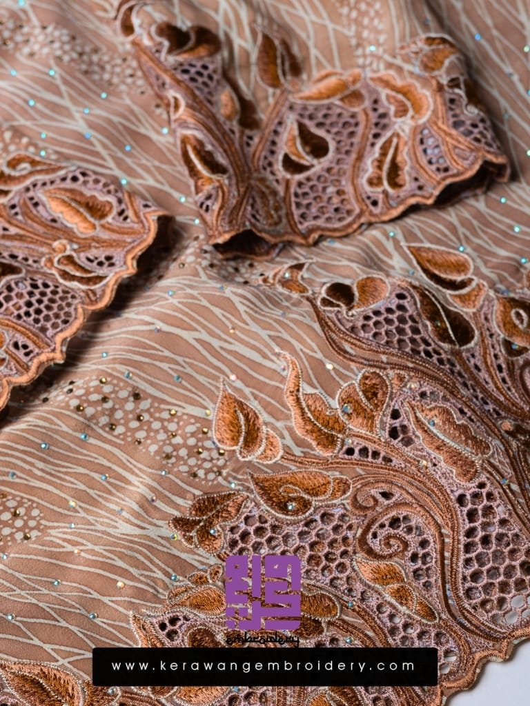 Pesona Baju Kurung Moden Bersulam Bunga Lily Dengan Kerawang Lebah